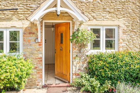 3 bedroom detached house for sale, The Street, Hullavington