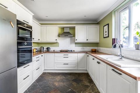 20 Kingslea, Leatherhead, KT22 7SN