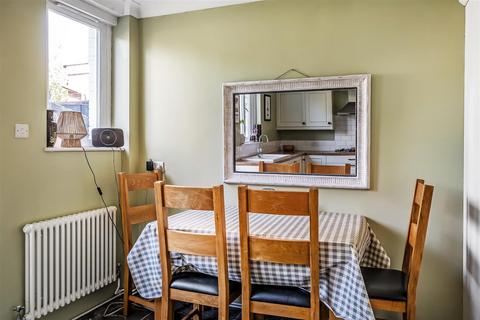 20 Kingslea, Leatherhead, KT22 7SN