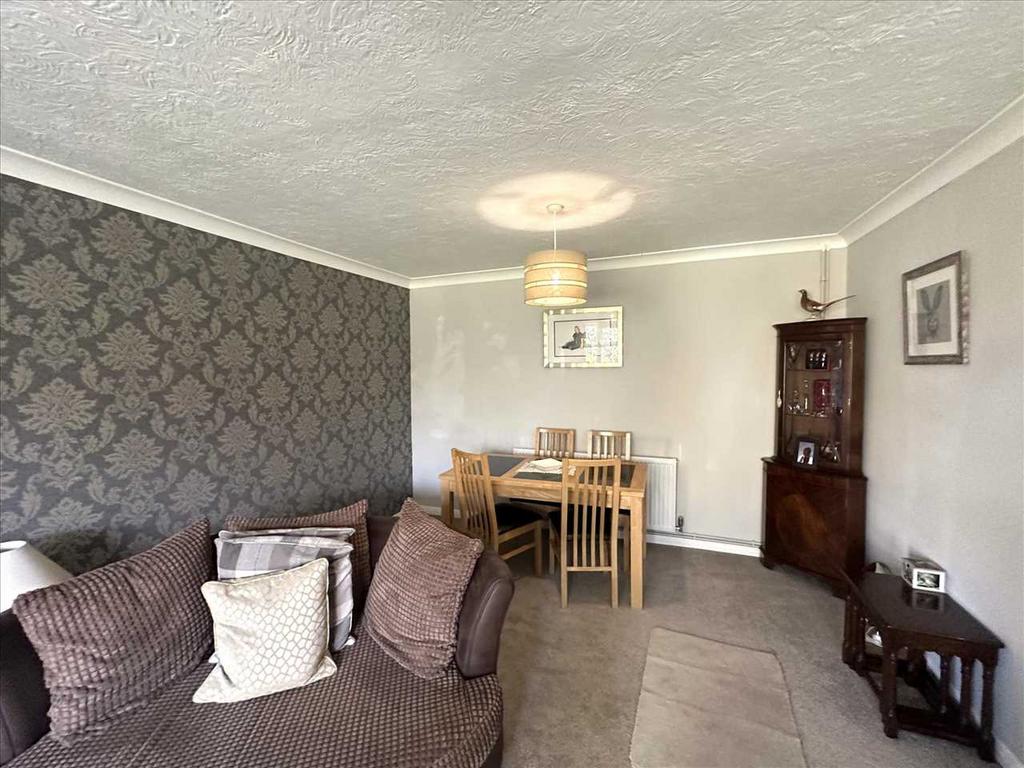 Rear bedroom 1: