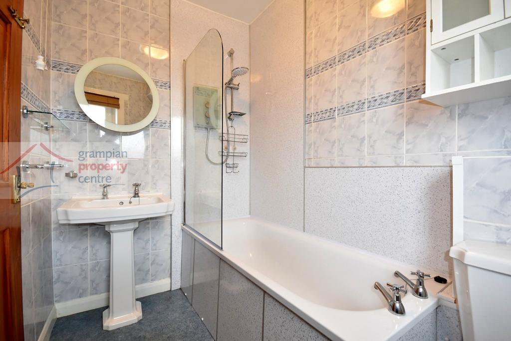 Bathroom 2 .JPG