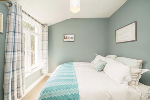 3 bedroom maisonette for sale, Haverhill Road, London SW12