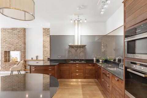 4 Adam & Eve Mews, London, W8 6UJ