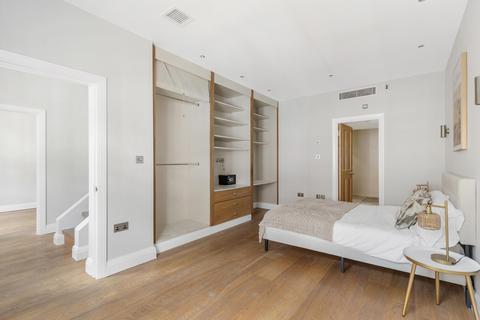 4 Adam & Eve Mews, London, W8 6UJ