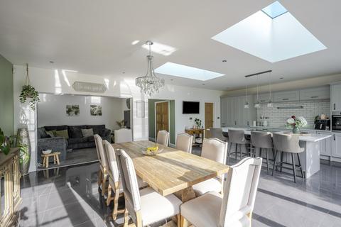 4 bedroom detached house for sale, Gardiners Lane North, Billericay, CM11