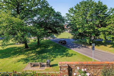 2 bedroom flat for sale, Spriggs Court, Palmers Hill, Epping.