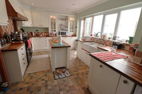 4 bedroom semi-detached house for sale, Daws Heath Road, Daws Heath, Benfleet, SS7