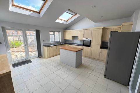 3 bedroom terraced house for sale, Shaftesbury Crescent, Staines-upon-Thames TW18