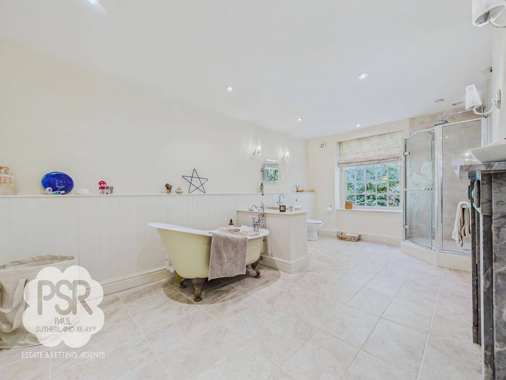Main Suite - En-Suite Bathroom