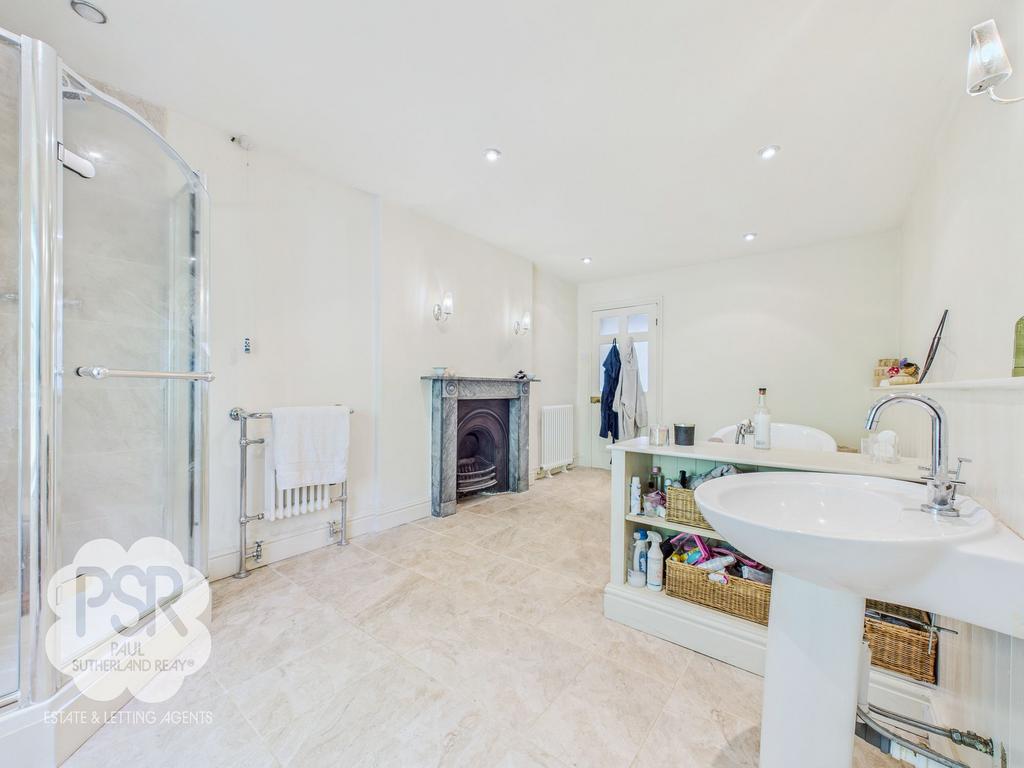 Main Suite - En-Suite Bathroom