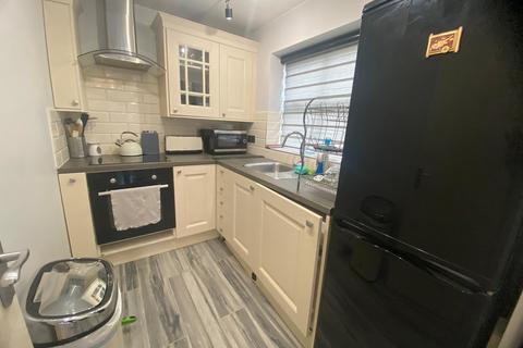 2 bedroom ground floor flat for sale, Baxter Close, Slough SL1