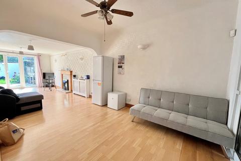 5 bedroom semi-detached house to rent, Mawney Road, Romford