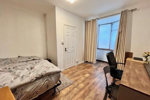 5 bedroom semi-detached house to rent, Mawney Road, Romford