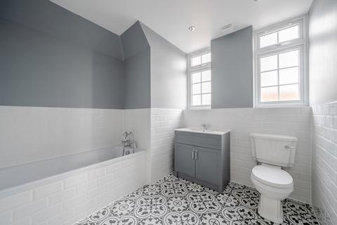 3 bedroom flat for sale, Boundfield Road, London, SE6