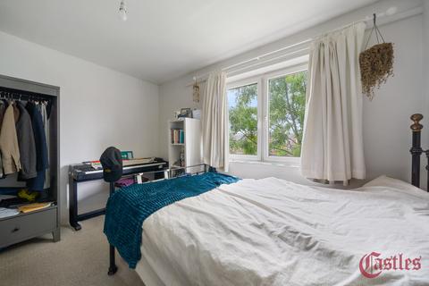 12 Knights Close, London, E9 6EW