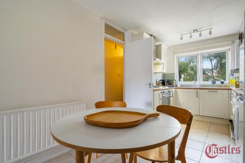 12 Knights Close, London, E9 6EW