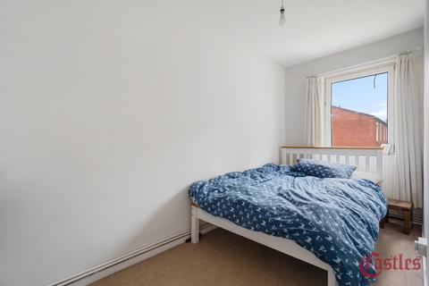 12 Knights Close, London, E9 6EW