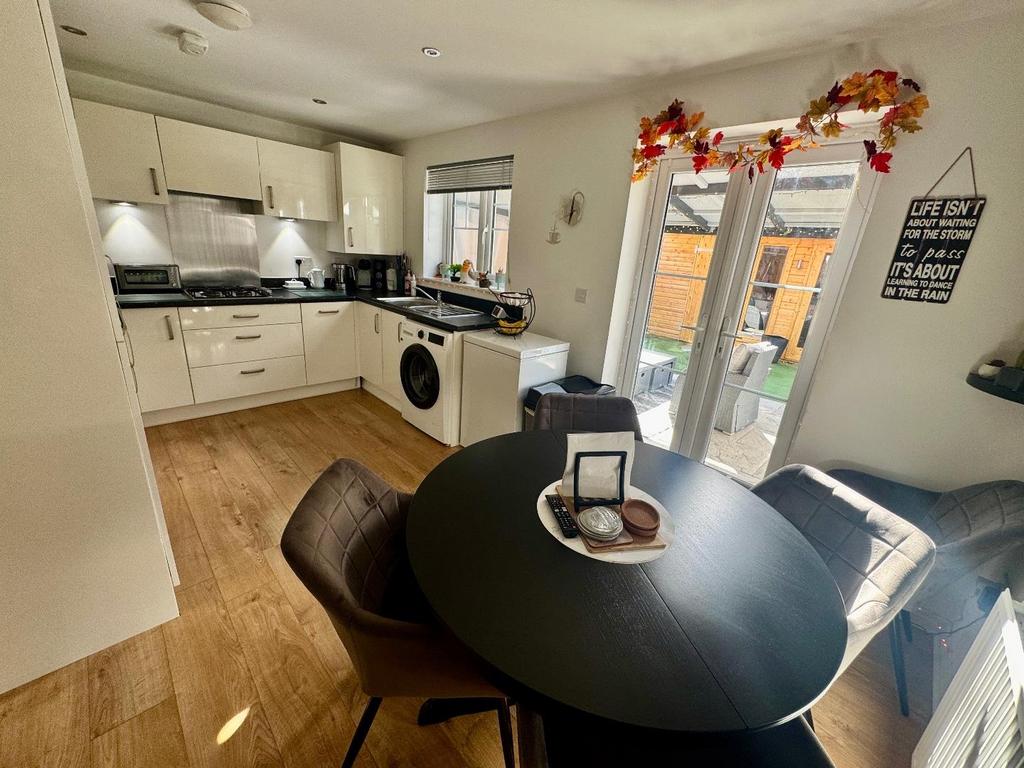 Kitchen/Dining Area