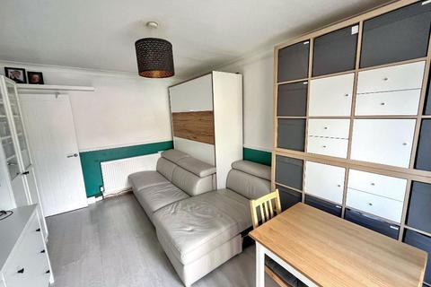 37 Swallowdale, South Croydon, CR2 8SG