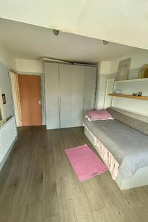 1 bedroom in a house share to rent, Hampshire Avenue, Slough, SL1 3AG