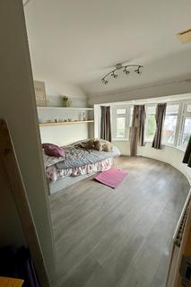 1 bedroom in a house share to rent, Hampshire Avenue, Slough, SL1 3AG