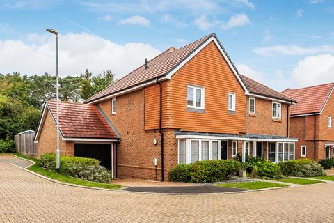 10 Hill Close, Edenbridge, TN8 6EF