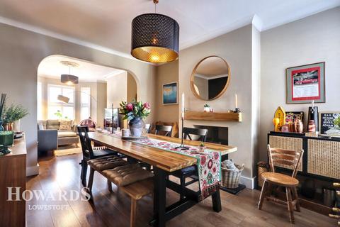 3 bedroom end of terrace house for sale, London Road South, Lowestoft