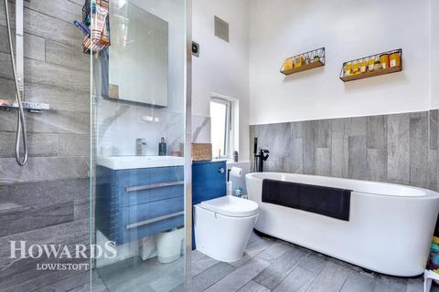 3 bedroom end of terrace house for sale, London Road South, Lowestoft