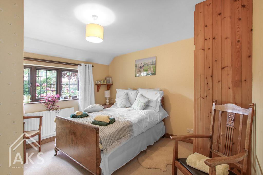 Further downstairs bedroom