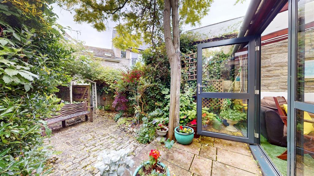 Arcade Terrace, Swanage 1 bed ground floor flat - £900 pcm (£208 pw)