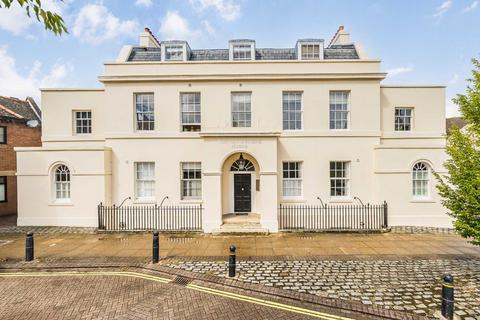Lower Square, Old Isleworth TW7