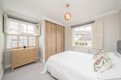 2 bedroom flat for sale, Lower Square, Old Isleworth TW7
