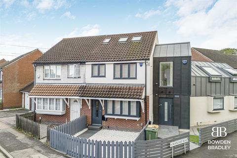 4 bedroom semi-detached house for sale, Allhallows Road, Beckton