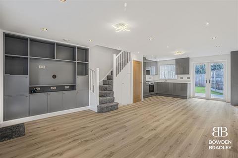 4 bedroom semi-detached house for sale, Allhallows Road, Beckton