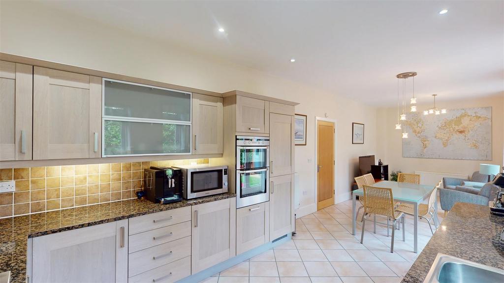 Kitchen/family/breakfast room