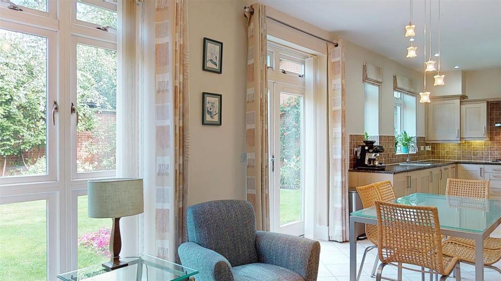 Kitchen/family/breakfast room