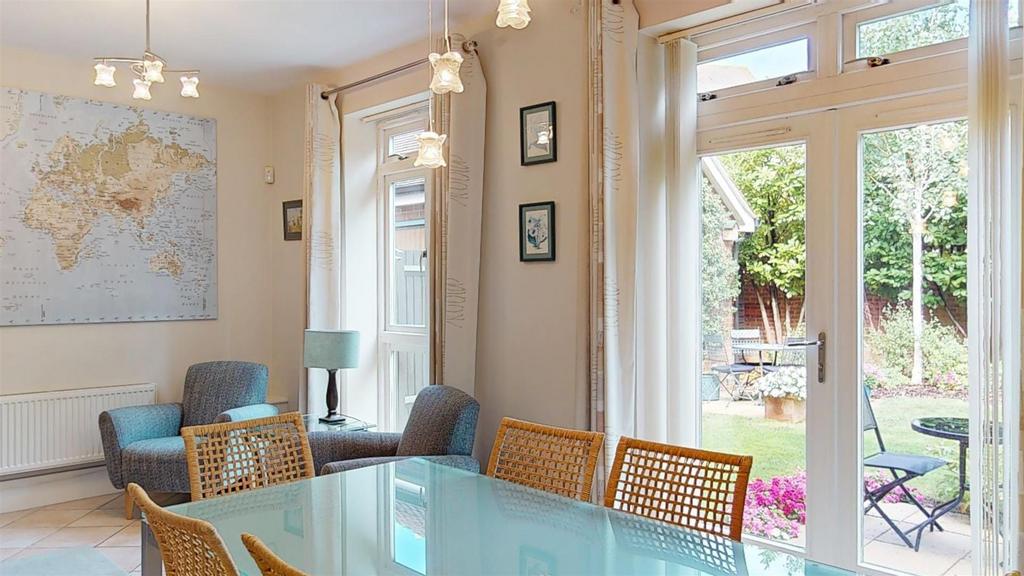 Kitchen/family/breakfast room