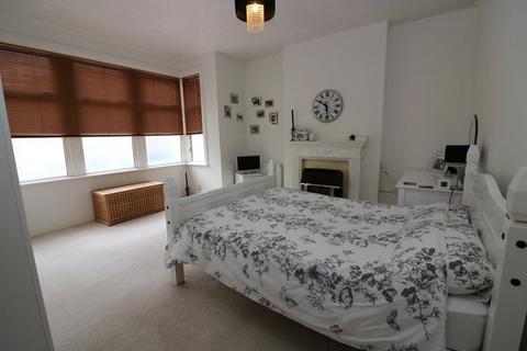 2 bedroom apartment for sale, Ramuz Drive, Westcliff-on-Sea, Essex, SS0