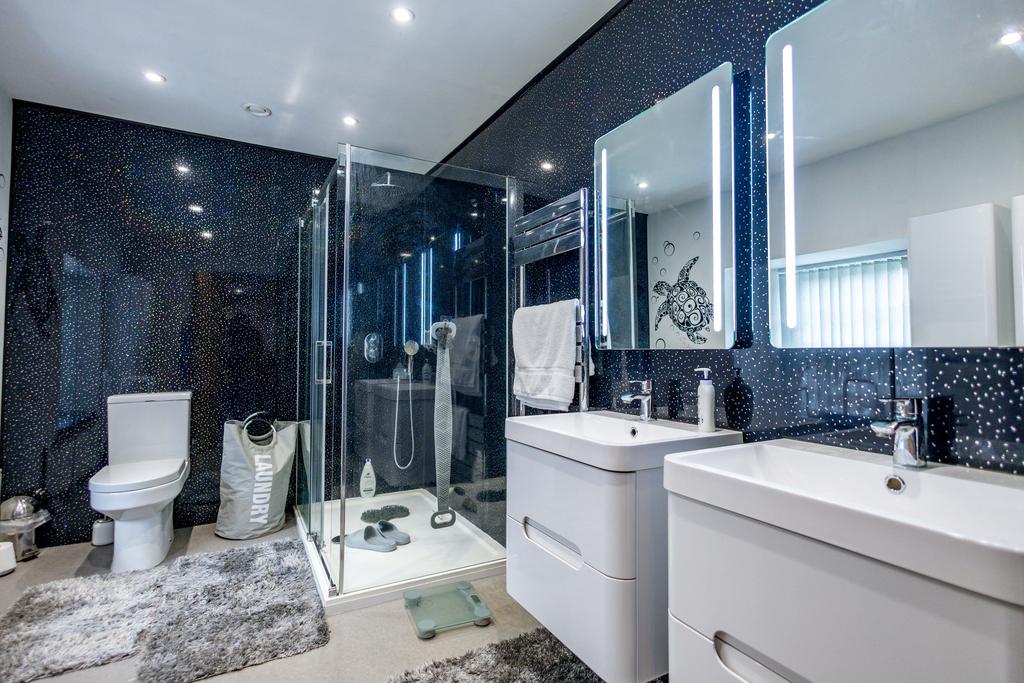 En suite to bedroom 1