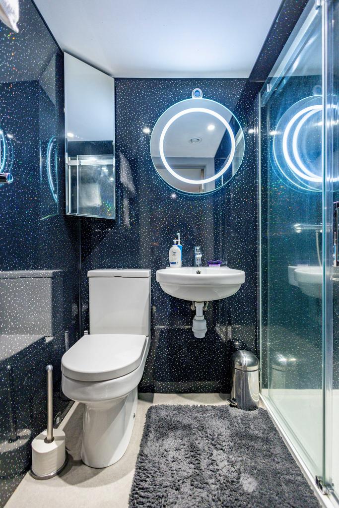 En suite to bedroom 2