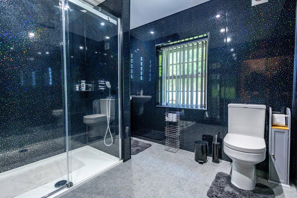 En suite to bedroom 4