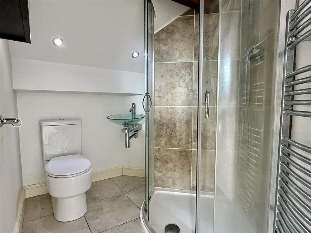 En suite shower room/wc