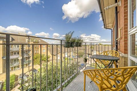 2 bedroom flat for sale, Chabot Drive, London SE15