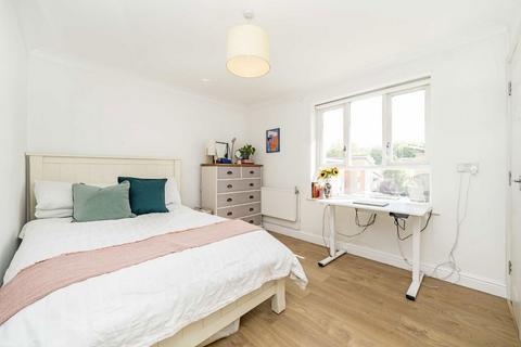 2 bedroom flat for sale, Chabot Drive, London SE15