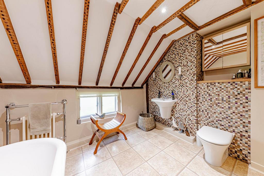 Bathroom W.C (2)