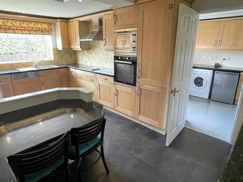 Kitchen - breakfast area.JPG