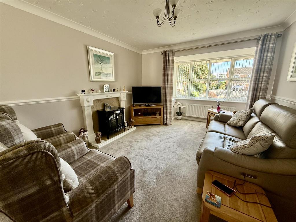LOUNGE &amp; DINING ROOM