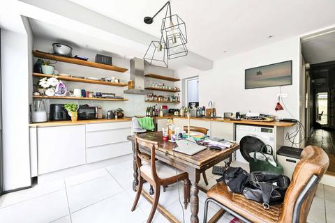 2 bedroom flat to rent, Marney Road, Clapham Common North Side, London, SW11
