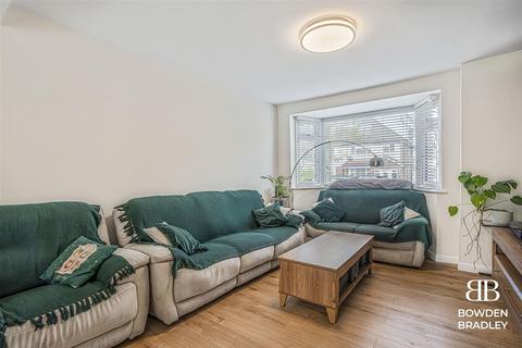 80 Farnes Drive, Romford, RM2 6NT