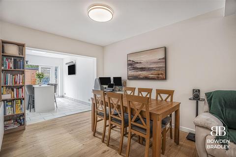 80 Farnes Drive, Romford, RM2 6NT